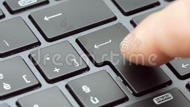 现代笔记本电脑键盘屏幕4k上的按键特写